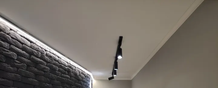 Скрытая LED-подсветка над кирпичной стеной