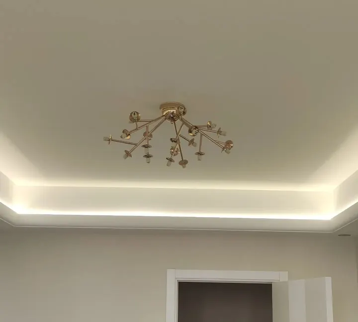 Люстра и скрытая LED-подсветка потолка