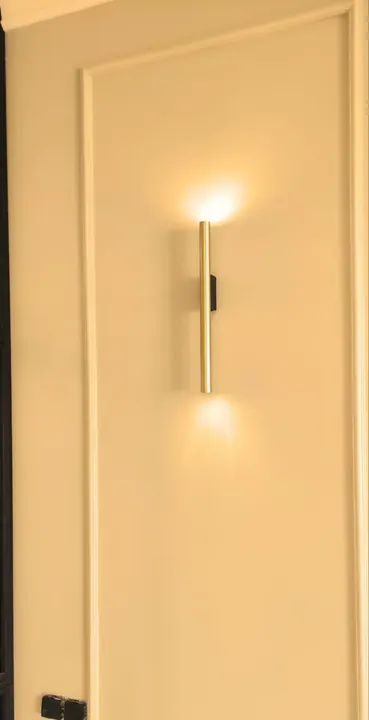 Вертикальное настенное LED-бра