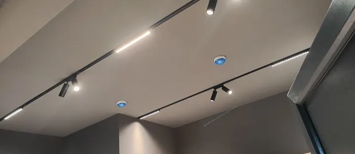 LED-линии и трековые споты в офисе