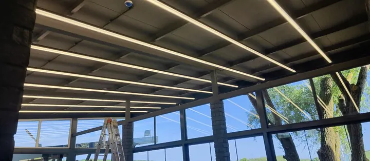 LED-линии в потолке крытой террасы