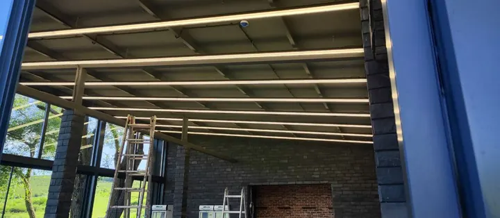 LED-линии на потолке террасы